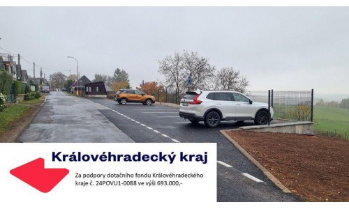 Parkovací pás podél silnice v obci Mezilesí